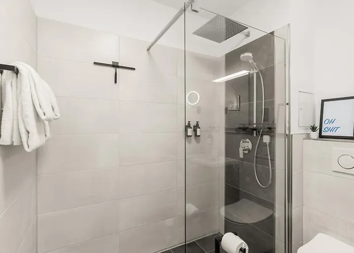 Blu -modern Interior Design In Centre- Close To Hbf & Uni *